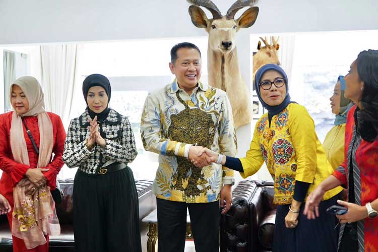 Ketua MPR RI, Bambang Soesatyo, bersama 25 pengurus wilayah Ikatan Notaris Indonesia (INI) di Jakarta, Jumat (13/10/2023). (foto: dok MPR RI)