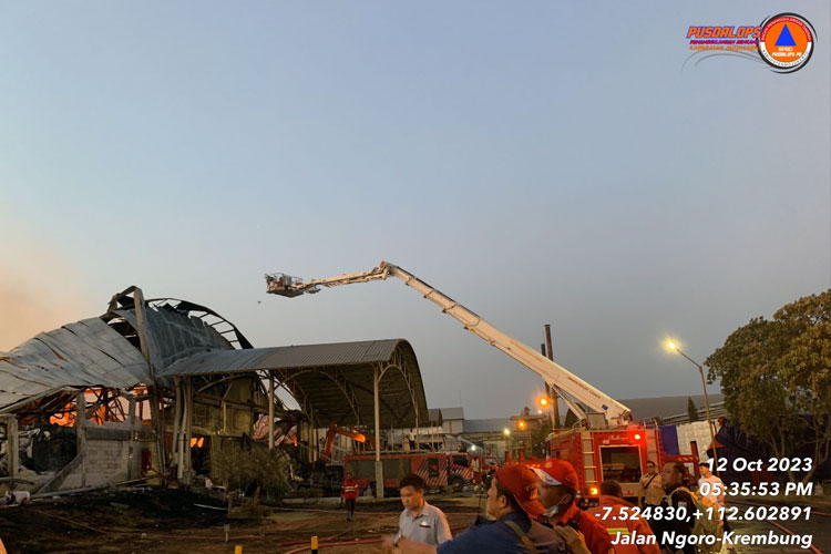 Kebakaran hebat yang menelan PT Sun Paper Source Desa Sukoanyar, Kecamatan Ngoro, Kabupaten Mojokerto, Kamis (12/10/2023) (PT Sun Paper Source Berikan Santunan dan Dampingi Keluarga Korban Kebakaran (FOTO: Dok. BPBD Kabupaten Mojokerto}