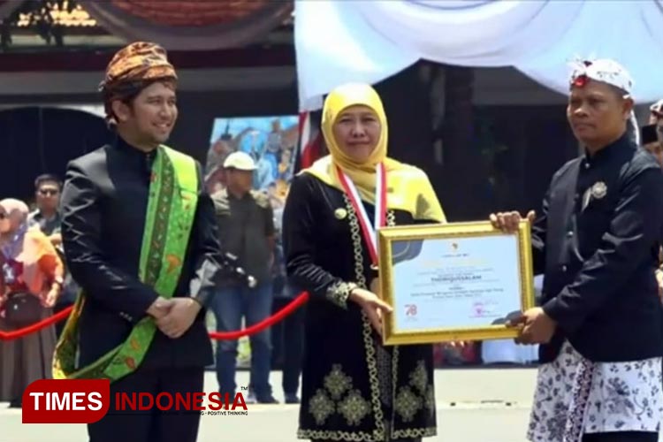 Ketua KTT Thoriqussalam Ali Murtadho menerima penghargaan dari Gubernur Jatim Khofifa Indar Parawansa atas raihan Juara I Lomba Manajemen Agribisnis Peternakan tingkat Jatim 2023 dalam kategori Kelompok Sapi Potong, (FOTO: Disnakeswan Lamongan for TI