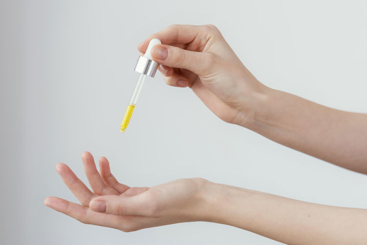 Pengaplikasian Serum, produk skincare yang mengandung bahan aktif dengan konsentrasi paling tinggi. (Foto: freepik)