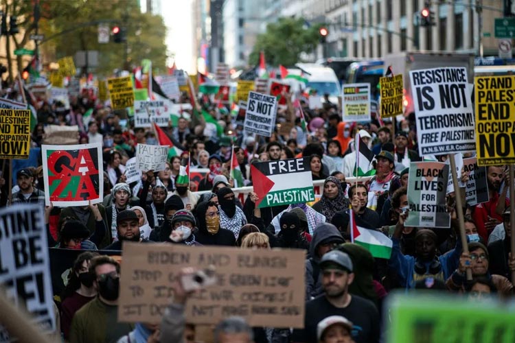 Demonstran berunjuk rasa menumpahkan solidaritasnya kepada rakyat Palestina di Gaza, di New York, Amerika Serikat, pada 13 Oktober 2023, di tengah amukan perang Israel melawan Hamas. (FOTO: Antara/REUTERS/EDUARDO MUNOZ)