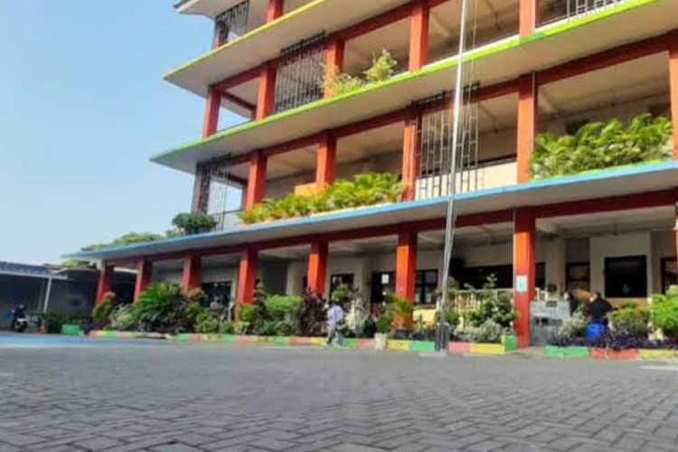 Gedung sekolah di Jakarta, tempat seorang siswa terjatuh dari lantai atas pada September 2023 lalu. (Foto: Antara)