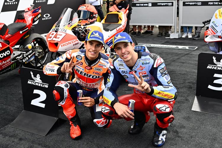 Marc Marques dan sang adik Alex Marquez. Kedua pembalap asal Spanyol ini akan menjadi rekan satu tim di Gresini Racing Ducati pada musim 2024 mendatang. (FOTO: MotoGP)