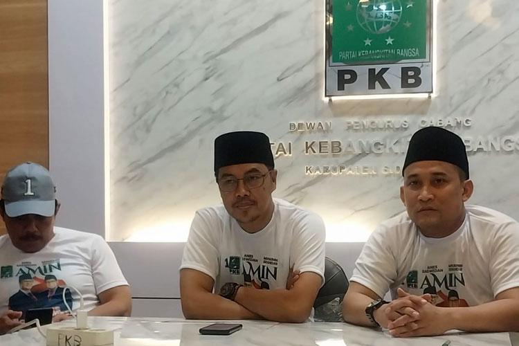 Pengurus DPC PKB saat memberikan keterangan kepada jurnalis terkait kegiatan Mlaku Bareng AMIN (foto dok PKB)