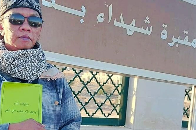 Gus Muadz saat mengunjungi makam syuhada Badar di Madinah, yang menginspirasi terciptanya Shalawat Badar oleh KH Ali Manshur. (FOTO: Gus Muadz for TIMES Indonesia)