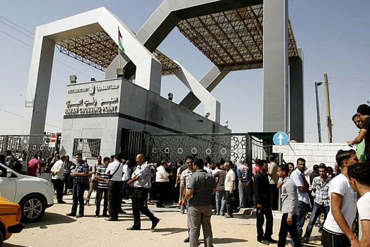 Dipaksa "Mengungsi", Ribuan Warga Gaza Terhenti di Pintu Rafah