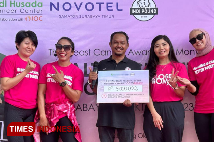 Pound Fit dan AHCC menyerahkan donasi tiket kepada Kepala Sekretariat Yayasan Kanker Indonesia (YKI) Cabang Koordinator Jawa Timur, Sani saat acara Healthy Charity Octo Breast di Novotel Samator East Surabaya Hotel, Minggu (15/10/2023).