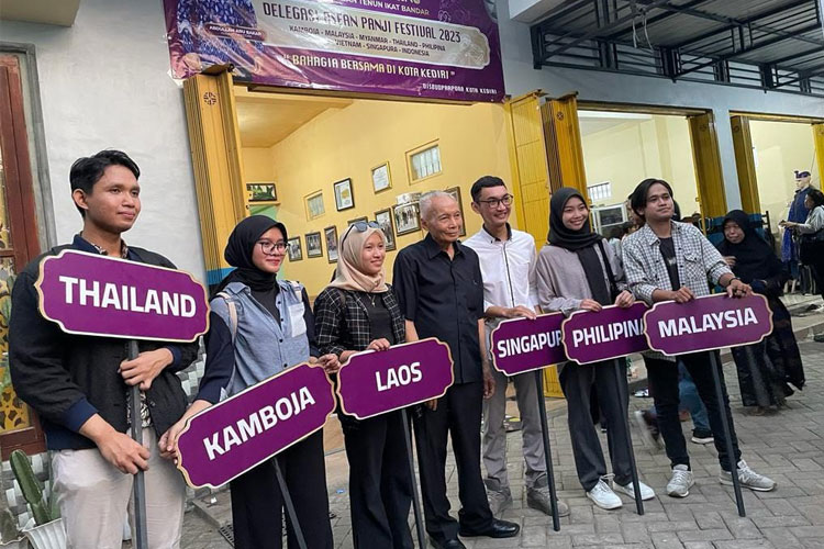Para delegasi panji festival dari negara Asean (Foto: Diskominfo Kota Kediri for TIMES Indonesia)