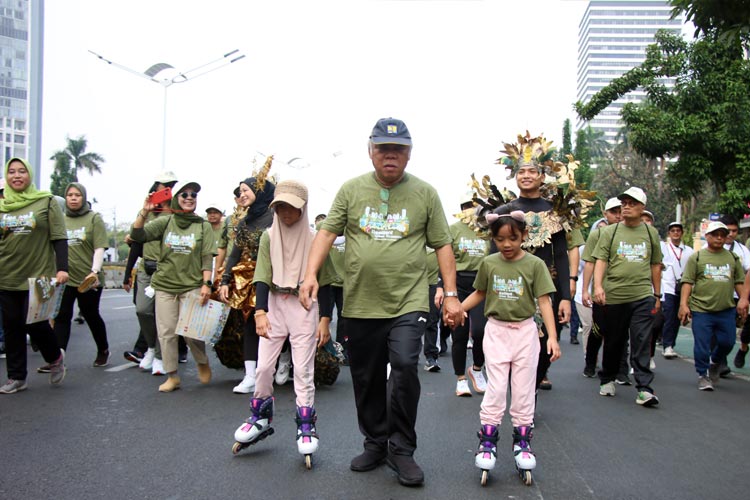 Menteri PUPR Basuki Hadimuljono bersama para ASN Kementerian PUPR mengikuti jalan santai dalam peringatan Hari Habitat Dunia dan Hari Kota Dunia. (FOTO: dok. Kementerian PUPR) 