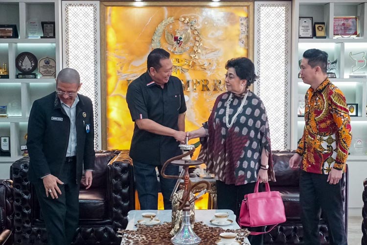 Ketua MPR RI Bambang Soesatyo usai menerima Ketua Umum Walubi Hartati Murdaya bersama Sekjen Walubi Romo Asun, di Jakarta, Jumat (13/10/23). (FOTO: dok MPR RI)