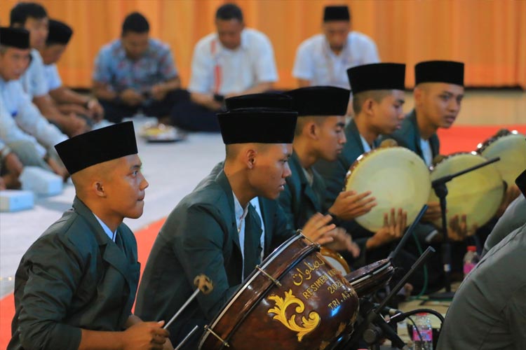 Tim Hadrah Taruna Poltekbang Surabaya melantunkan berbagai macam shalawat lengkap dengan iringan alat musik rebana saat peringatan Maulid Nabi Muhammad SAW, Minggu (15/10/2023).(Dok.Poltekbang Surabaya)