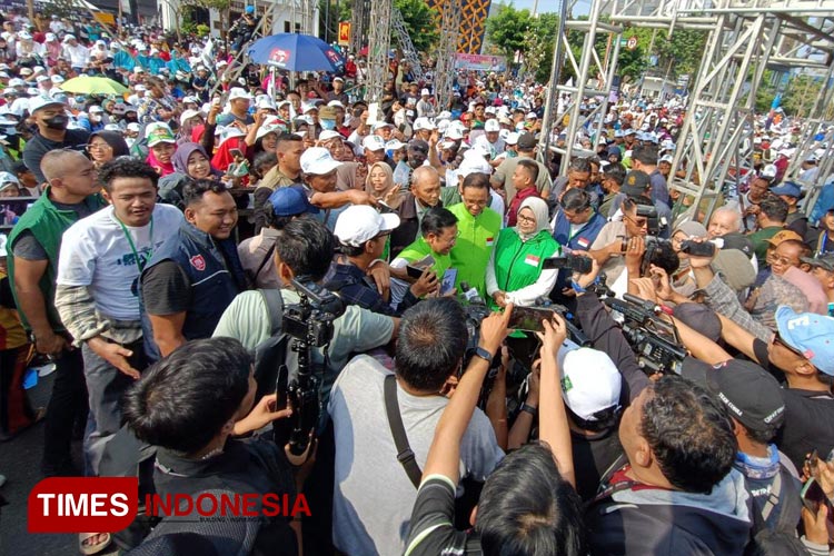 Anies Baswedan dan Muhaimin Iskandar saat menjawab pertanyaan jurnalis di sela-sela acara Mlaku Bareng AMIN di Sidoarjo (FOTO; Rudi Mulya/TIMES Indonesia)