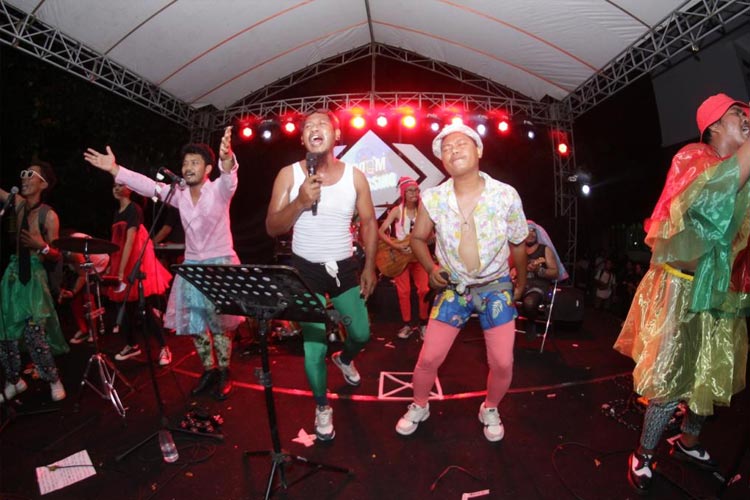 Grup musik Poem Bengsing saat tampil bernyanyi di atas panggung. (Foto: Dok. Rizky Wahyu) 