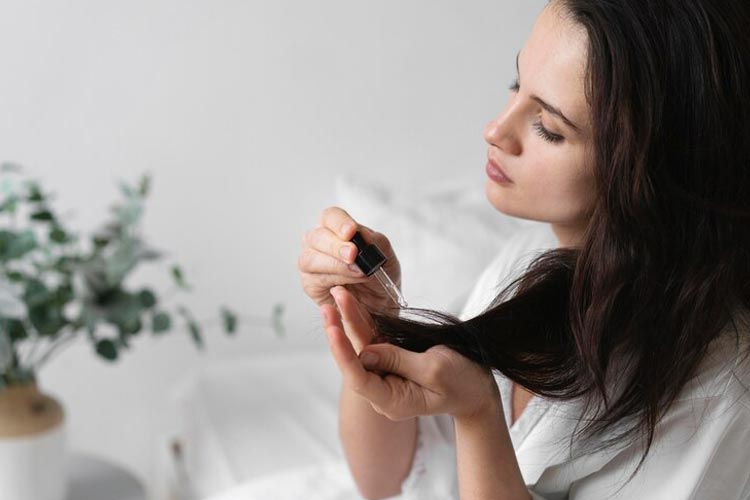 Gadis cantik merawat rambut kering dengan memberikn vitamin ke ujung-ujungnya. (Foto: Freepik)