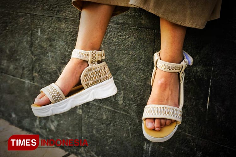 Tim Shanment PKM-KC UPI Dorong Inovasi Sandal Mendong Produk UMKM Kota Tasikmalaya
