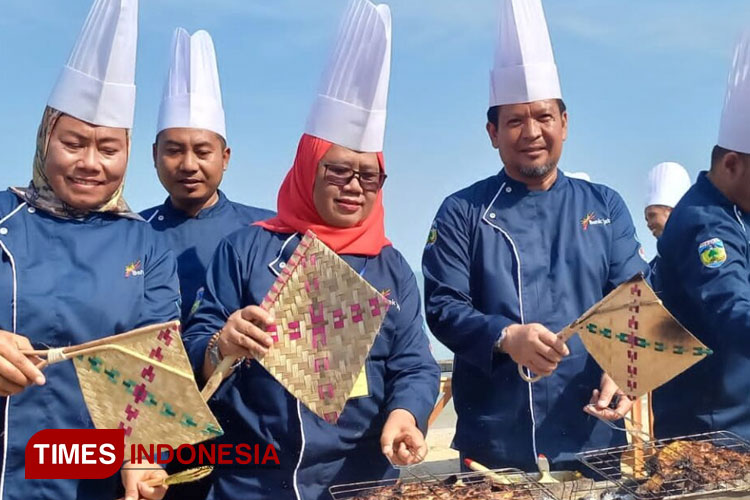 Pemkab Jepara mencatatkan Rekor MURI dalam katagori “Membakar Ikan oleh Pejabat Terbanyak”. (Foto: Arif/Times INDONESIA)