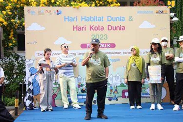 Menteri PUPR RI Basuki Hadimuljono saat mengikuti dalam acara Fun Walk dan Parade Bersih-bersih, Minggu (15/10/2023). (FOTO: Biro Komunikasi Publik Kementerian PUPR RI)
