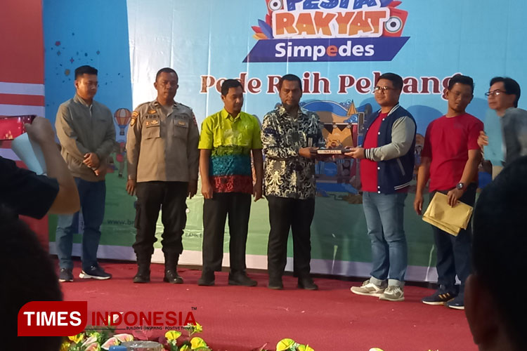 Pennyerahan Laptop Bahan Undian Simpedes BRI Bontang yang disaksikan seluruh pejabat terkait (Foto: Kusnadi/TIMES Indonesia) 