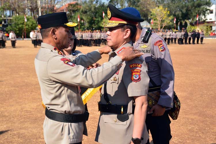 Kapolda NTT Irjen Pol Johni Asadoma saat melantiK Wakapolda NTT Brigjen Pol Awi Setiyono di lapangan Ricky Sitohang Mapolda NTT, Senin (16/10/2023). (FOTO:  Humas Polda NTT for TIMES Indonesia)