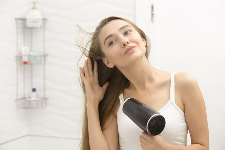 Illustration: Young woman with healthy hair. (Photo: Yanalya/Freepik)