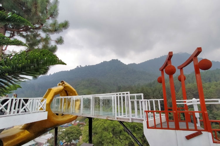 Tangan Emas Lantai Kaca The Baron Hill dan Kursi Gantung Wisata Golden Park Guci (Foto: Cahyo Nugroho/TIMES Indonesia)