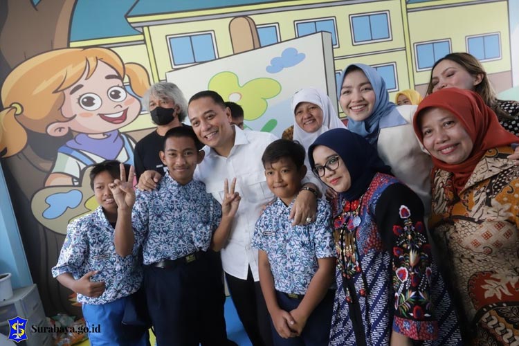 Wali Kota Surabaya Eri Cahyadi bersama anak-anak di perpustakaan.(Dok.Humas Pemkot Surabaya for TIMES Indonesia)