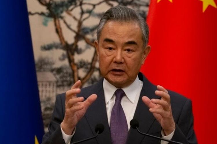 Menteri Luar Negeri Tiongkok Wang Yi saat konferensi pers setelah Dialog Strategis Tingkat Tinggi UE-Tiongkok, di Beijing, 13 Oktober 2023 lalu.(FOTO: VOA)