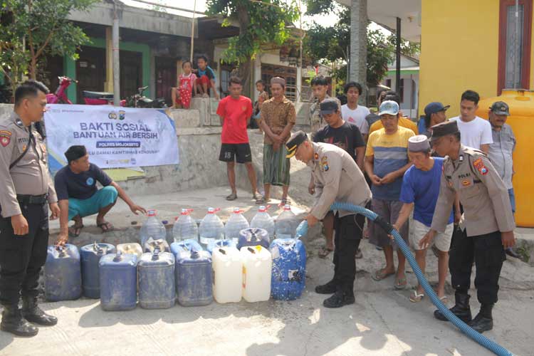 Penyaluran bantuan air bersih Polres Mojokerto yang dipimpin Kapolsek Ngoro, Kompol Imam Mahmudi untuk warga Manduro Mangun Gajah, Kecamatan Ngoro Kabupaten Mojokerto, Senin (16/10/2023) (FOTO: Dok. Polres Mojokerto)