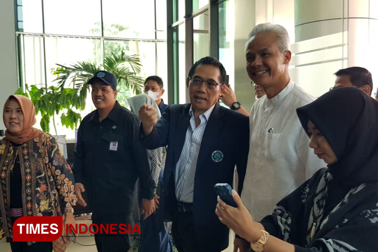 Calon Presiden dari PDI Perjuangan Ganjar Pranowo disambut oleh Rektor Universitas Negeri Malang Prof. Dr. Hariyono, Senin (16/10/2023). (foto: Achmad Fikyansyah/TIMES Indonesia)