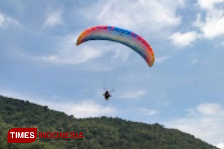 Atlet paralayang sedang latihan di Bukit Pleret Biting Ponorogo. (Foto:Arif Eko Wahyudi/TIMES Indonesia)