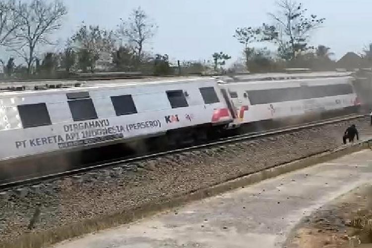 Anjloknya-kereta-api-3.jpg