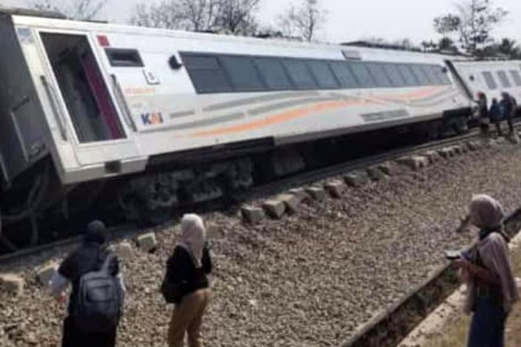 Kereta Api Argo Semeru Anjlok, PT KAI Minta Maaf