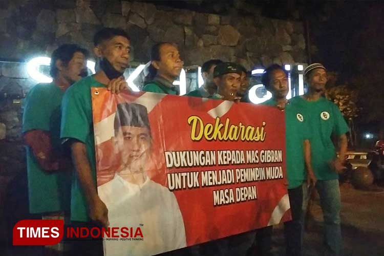 Deklarasi Dukungan untuk Gibran Rakabuming Raka dari sejumlah warga Kota Kediri (foto: yobby/TIMES Indonesia) 