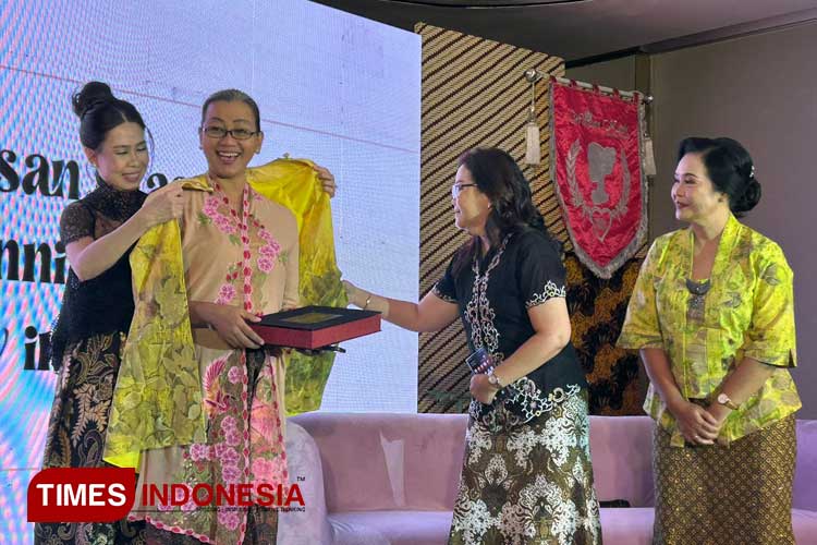 GKR Mangkubumi mendapat kado istimewa kain batik karya anak-anak berkebutuhan khusus saat acara 10th Anniversary Yayasan Warisan Kasih di The Westin Hotel Surabaya, Senin (16/10/2023).(Foto: Lely Yuana/TIMES Indonesia)