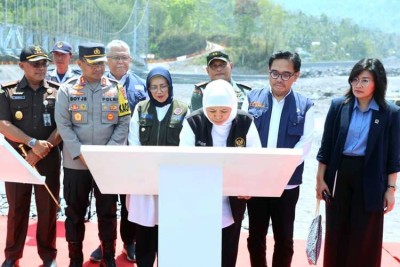 Permudah Akses Jalan Warga, Gubernur Khofifah Resmikan Jembatan Gantung ...