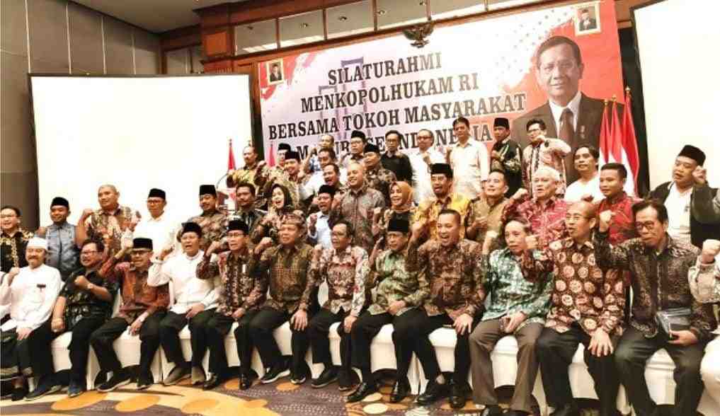 Para tokoh Madura lintas profesi dan generasi Deklarasi untuk pemilu damai dan bermartabat di Surabaya. (Foto: TI Photo Network)