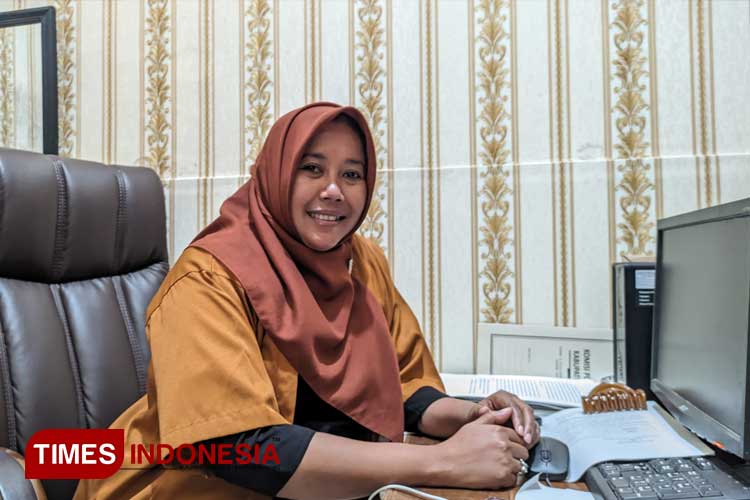 Anis Andayani, Komisioner KPU Kabupaten Mojokerto Divisi Hukum dan Pengawasan ditemui TIMES Indonesia di kantornya, Selasa (17/10/2023) (Foto: Theo/TIMES Indonesia)