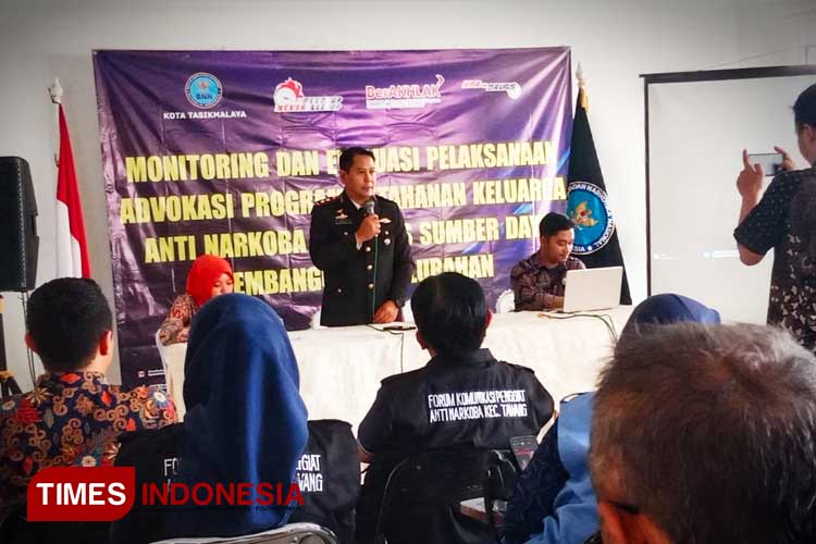 Kepala BNN Tasikmalaya, AKBP Hery Sudrajat, SH saat memberikan arahan pada kegiatan Monitoring dan Evaluasi Pelaksanaan Advokasi Program Ketahanan Keluarga Anti Narkoba Berbasis Sumber Daya Pengembangan Kelurahan di RM Sambel Hejo, Kota Tasikmalaya. (Foto