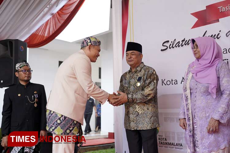 Salah satu tokoh perintis Kota Tasikmalaya Dr. H. Tatang Farhanul Hakim (berbatik) saat menjabat tangan dengan Pj. Wali Kota Tasikmalaya di Bale Kota Tasikmalaya, Selasa (17/10/2023). (FOTO: Harniwan Obech/TIMES Indonesia) 