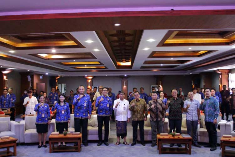 Wawali Arya Wibawa didampingi Kepala Diskominfo Kota Denpasar IB Alit Adhi Merta dan Kepala DPMPTSP Kota Denpasar IB Benny Rurus Pidada saat FGD Smart City. (Foto: Humas Pemkot Denpasar for TIMES Indonesia)