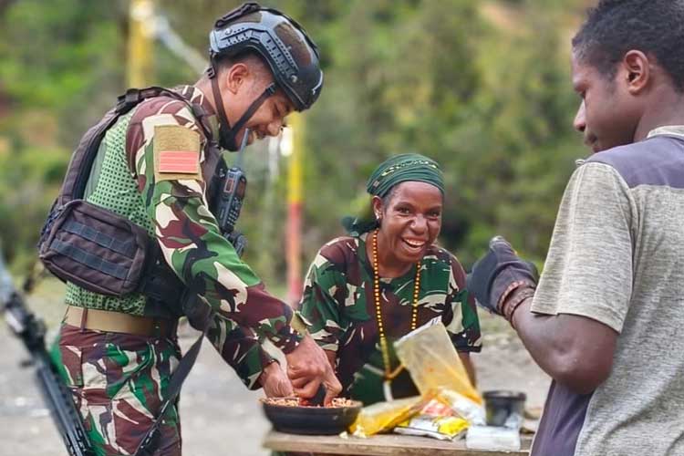 Beginilah suasana masak bersama  yang diselenggarakan masyarakat di Pegunungan Tengah Papua bersama Satgas Yonif Para Raider (PR) 433/JS. (FOTO: Satgas Yonif Para Raider (PR) 433/JS for TIMES Indonesia)