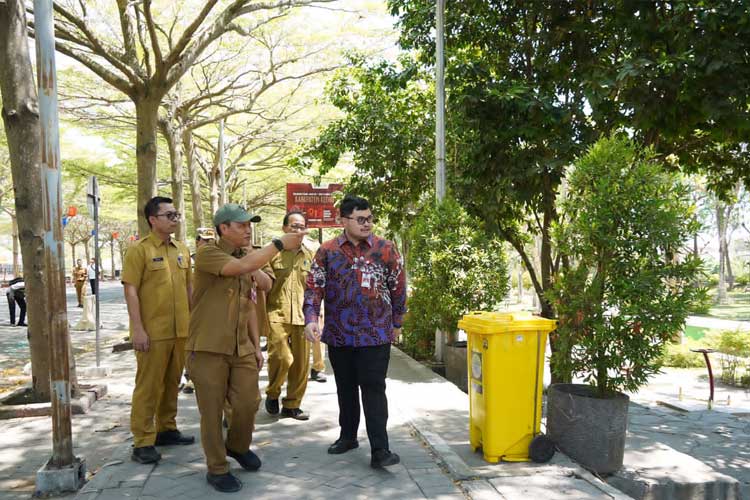 Bupati Kediri saat cek lokasi taman SLG dengan dinas terkait (Foto: Diskominfo Kabupaten Kediri)