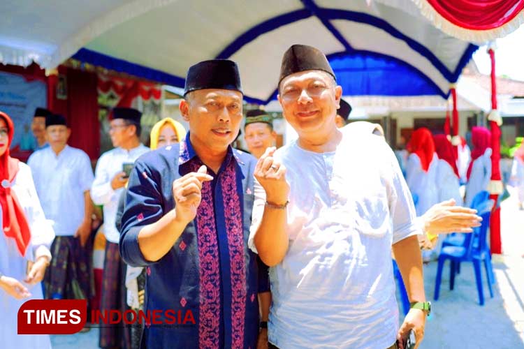 Bupati Sugiri Sancoko bersama TIMES Indonesia mengenakan pakaian santri saat bertemu masyarakat. (Foto: Marhaban/TIMES Indonesia)