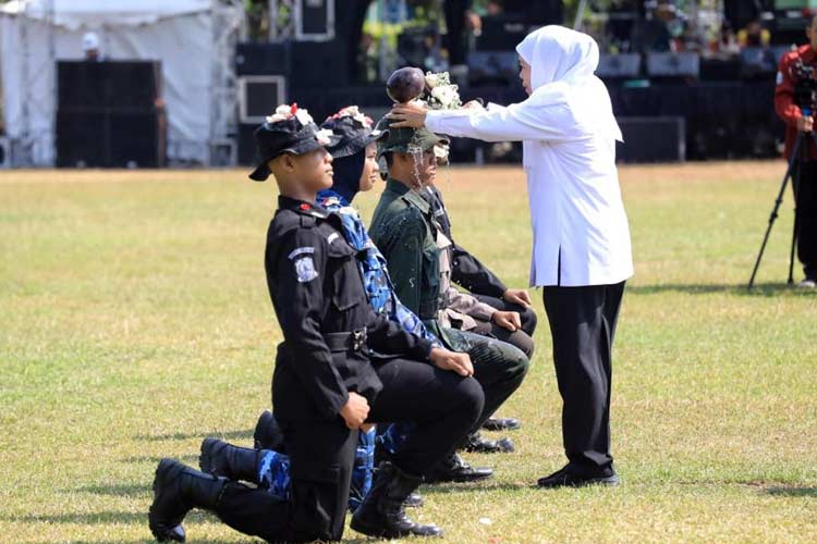 Gubernur Khofifah saat melakukan pembaretan siswa Sekolah Menengah Atas (SMA) Taruna Jawa Timur di Lapangan Brigade Infanteri Mekanis 16 Wirayudha Kediri, Rabu (18/10/2023).(Foto: Dok.Humas Pemprov Jatim)