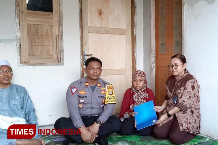 Kasat Lantas Polres Lombok Utara, Iptu Bambang Tedy bersama pihak Jasa Raharja saat menyalurkan santunan belasungkawa kepada ahli waris korban Laka Lantas. Selasa (17/10/2023). (Tedy/TIMES Indonesia).