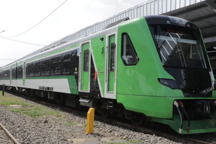 Kereta Cepat Whoosh Beroperasi Komersial, KAI Sediakan KA Feeder ...