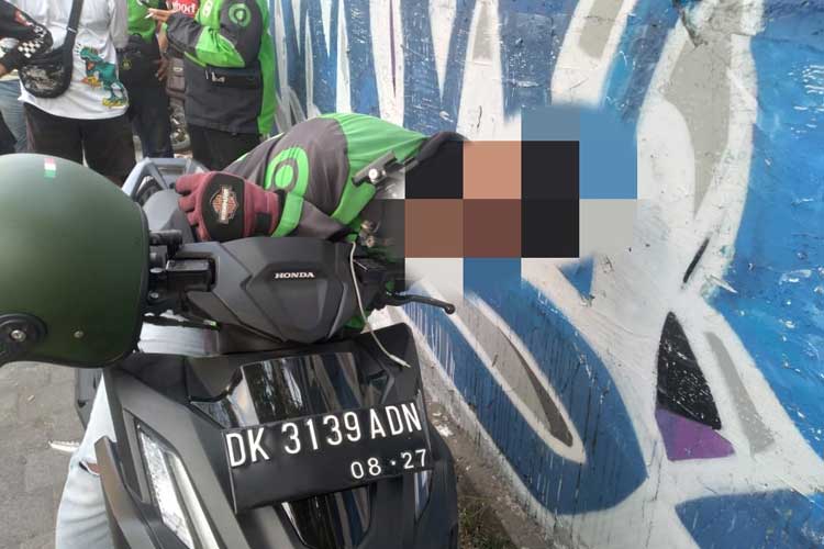 Pengemudi Ojol ditemukan meninggal dunia di atas motornya di Kuta, Rabu (18/10/2023). (Foto: Humas Polresta Denpasar for TIMES Indonesia)