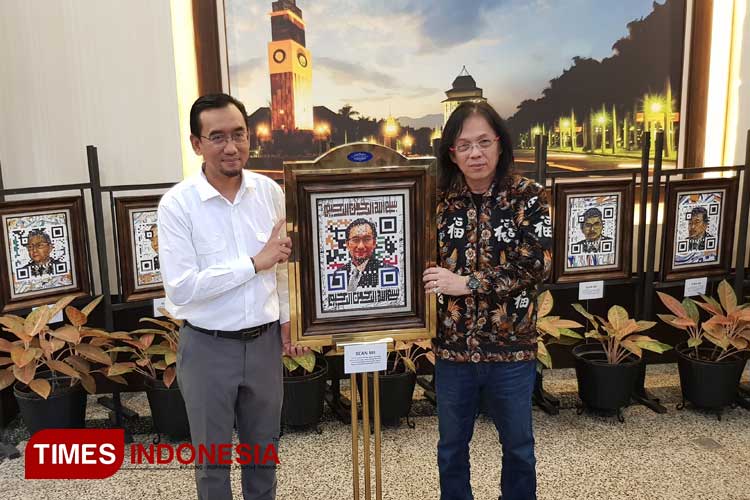 Penyerahan QR Art lukisan Rektor UB dari masa ke masa, dari inovator QR Art Doddy Hernanto kepada Rektor UB Prof Widodo. (Foto: Achmad Fikyansyah/TIMES Indonesia)