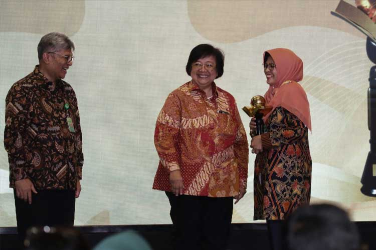 Siti Nurbaya Bakar, Kementerian Lingkungan Hidup dan Kehutanan (KLHK) menyerahkan penghargaan Adiwiyata Mandiri kepala sekolah MTs Al-Hikam Maftuhah Mustiqowati di auditorium gedung Manggala Wanabakti KLHK, Selasa (17/10/2023) kemarin.