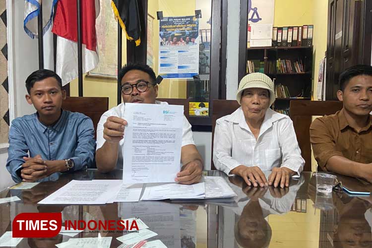 Kuasa hukum korban saat menunjukkan bukti kasus. (Foto: Rizky Kurniawan Pratama/TIMES Indonesia)